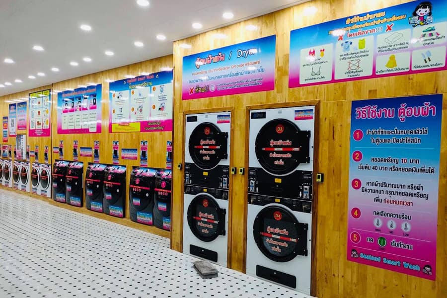 มุมนั่งรอในร้านสะดวกซัก Sealand Smart Wash ติดแอร์ เย็นสบาย